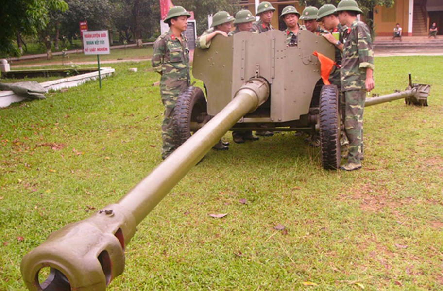 Ngày thường họ là phóng viên, biên tập viên báo chí, công nhân kỹ thuật điện, kỹ thuật viên ga tàu, thợ sửa chữa đường dây điện thoại, lái xe chuyên chở bưu phẩm… Tất cả từng trải qua những năm tháng huấn luyện hay công tác trong quân ngũ. Nay trở lại với doanh trại, 48 chiến sĩ quân dự bị động viên được biên chế trong Đại đội 3 - Tiểu đoàn 1 của Trung đoàn pháo binh 452.